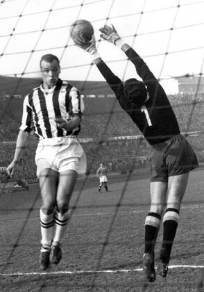 John Charles (Juventus, li.) kommt gegen den Neapolitaner Torwart zu spät -  Fußball Herren Serie A 1962 1963, 1. Italienische Liga, SSC Neapel - Juventus Turin 0:0, Juve Gruppe Neapel Höhe, Kampf, Dynamik,
