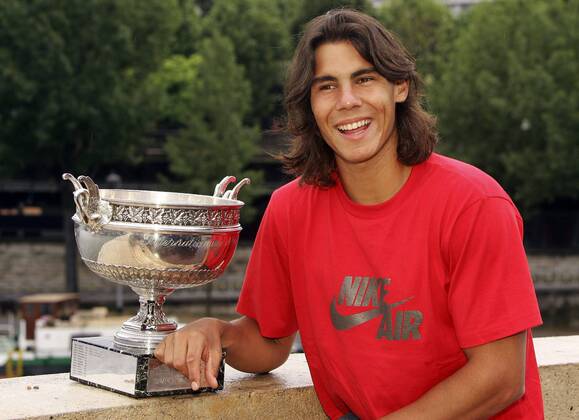 French Open Sieger Rafael Nadal (Spanien) mit seinem Siegerpokal Tennis Herren French Open 2005, Grand Slam, ATP Tour, Shooting, Fotoshooting, Fototermin Einzelbild Roland Garros Paris Freude,