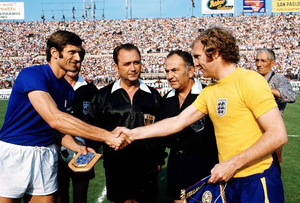 Giacinto Facchetti (Italien, li.) und Bobby Moore (England) begrüßen sich, dazwischen Schiedsrichter Stanev (Bulgarien) und seine Linienrichter-  Fußball Länderspiel Herren Länderspiel 1973, Nationalmannschaft, Nationalteam, Nationaltrikot, Italien - England 2:0 Gruppe Turin Harmonie,