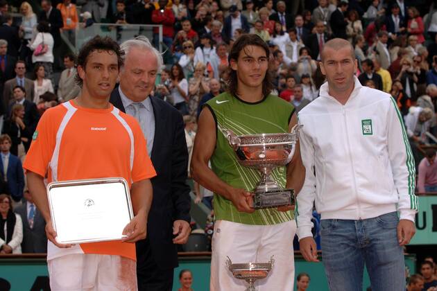 Siegerehrung French Open 2005 - Sieger Rafael Nadal (Spanien, 2.v.re.) und sein Endspielgegner Mariano Puerta (Argentinien, li.) mit Zinedine Zidane (re.) und FFT Präsident Christian Bimes (beide Frankreich) Tennis Herren French Open 2005, Grand Slam, ATP Tour, Finale, Endspiel Gruppe Roland Garros Paris