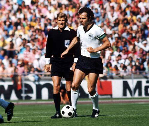 Franz Beckenbauer (BR Deutschland) am Ball -  Fußball Länderspiel Herren Länderspiel 1973, Freundschaftsspiel, Test, Testspiel, Nationalmannschaft, Nationalteam, Vdia Einzelbild Berlin