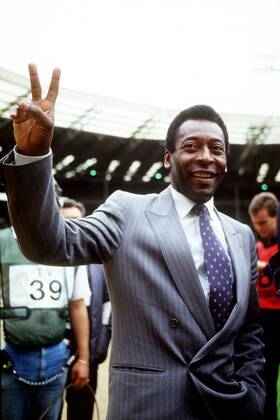 Pele (Brasilien) grüßt vor dem Jubiläumsspiel anläßlich der 100 Jahrfeier der englischen Football League die Anhänger -  Fußball Herren Jubiläumsspiel 1987, Jubiläum, Ligajubiläum, Geburtstag Einzelbild Wembley, Wembleystadion, Stadion London