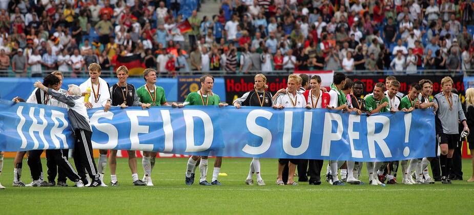 Ihr seid super! Die deutschen Spieler bedanken sich bei den Zuschauern für die Unterstützung beim Confederations Cup 2005 Fußball Länderspiel Herren Confederations Cup 2005, Confederationscup, Konföderationencup, Konföderationen, Länderspiel Totale Leipzig