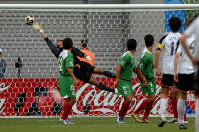 Torwart Oswaldo Sanchez (Mexiko) streckt sich beim 4:3 Siegtreffer von Michael Ballack (Deutschland) vergeblich nach dem Ball Fußball Länderspiel Herren Confederations Cup 2005, Confederationscup, Konföderationencup, Konföderationen, Länderspiel Gruppe Leipzig Dynamik, Abwehr,