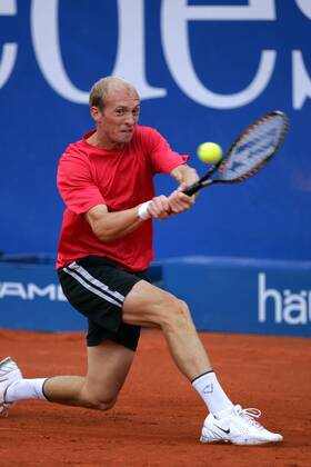 Nikolay Davydenko (Rußland) - beidhändige Rückhand Tennis Herren Mercedes Cup 2005, ATP Tour, Weißenhof, Sand, Sandplatz, Sandplatztennis, Sandplatzturnier Einzelbild Weissenhof Stuttgart Anstrengung, Dynamik,