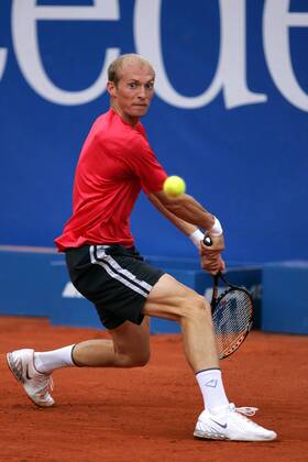 Nikolay Davydenko (Rußland) - beidhändige Rückhand Tennis Herren Mercedes Cup 2005, ATP Tour, Weißenhof, Sand, Sandplatz, Sandplatztennis, Sandplatzturnier Einzelbild Weissenhof Stuttgart Dynamik,