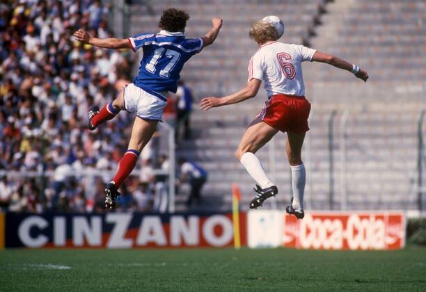 Ian Bridge (re., Kanada) gegen Jean Pierre Papin (Frankreich) Fußball WM Herren Weltmeisterschaft 1986, Länderspiel, Nationalmannschaft, Nationalteam, Nationaltrikot, Gruppe C Gruppe Leon Dynamik,