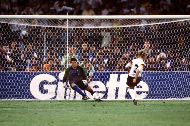 Andreas Brehme (BR Deutschland) zieht beim Strafstoß ab und trifft zum 1:0, Torwart Sergio Goycochea (Argentinien) erwartet den Ball (Serie 2 4)-  Fußball WM Herren Weltmeisterschaft 1990, Nationalmannschaft, Nationalteam, Nationaltrikot, Weltmeisterschaftshistorie Totale Geschichte, Historie, Fußballgeschichte Rom, Fußballhistorie, Finale, Endspiel Dynamik,