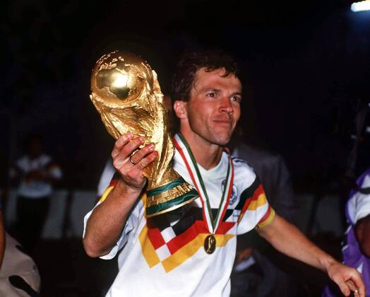 Lothar Matthäus (BR Deutschland) jubelt mit dem FIFA Weltpokal -  Fußball WM Herren Weltmeisterschaft 1990, Nationalmannschaft, Nationalteam, Nationaltrikot, Länderspiel, Finale Einzelbild Rom Glück, Freude,