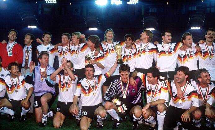 Weltmeister BR Deutschland, hi.v.li.: Assistent Holger Osieck, Teamchef Franz Beckenbauer, Klaus Augenthaler, Stefan Reuter, Jürgen Klinsmann, Frank Mill, Guido Buchwald, Karl Heinz Riedle, Paul Steiner, ... -  Fußball WM Herren Weltmeisterschaft 1990, Nationalmannschaft, Nationalteam, Nationaltrikot, Länderspiel, Finale, BRD Totale Bundestrainer, Trainer, Coach, Nationaltrainer, Co Rom, Nationalcoach, Assistenztrainer, Trophäe Glück, Harmonie, Freude,