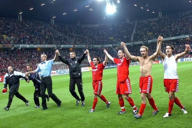 Schlußjubel Thun nach der geschafften CL Qualifikation - V.re. Nelson Ferreira, Mauro Lustrinelli, Eren Sen, David Pallas, Ersatztorwart Alain Portmann, Urs Schönenberger, Co Trainer Adrian Kunz und Physiotherapeut Martin Meyer Fußball EC 1 Herren Champions League Qualifikation 2005 2006, FC Thun, Super, Nationalliga A, NLA, 1. Schweizer Liga, Totale Stade de Suisse Bern Freude,