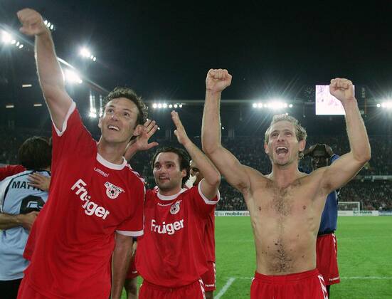 Schlussjubel Thun, v. li.: Tiago Bernardi, David Pallas und Mauro Lustrinelli Fußball EC 1 Herren Champions League Qualifikation 2005 2006, FC Thun, Super, Nationalliga A, NLA, 1. Schweizer Liga Gruppe Bern Freude, Begeisterung,