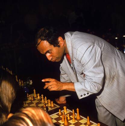 Ex Weltmeister Michail Tal (UdSSR) zeigt jungen Nachwuchsspielern erste Tricks Schach Herren Schachsport 1975, Denksport, Kindersport, Jugendsport, Freizeit, Freizeitsport, Einzelbild Aufnahmedatum geschätzt