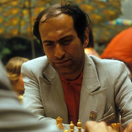 Schachweltmeister Michail Tal (UdSSR) nachdenklich Schach Herren Schachsport 1975, Denksport, Schachturnier, Einzelbild Aufnahmedatum geschätzt Nachdenklichkeit,
