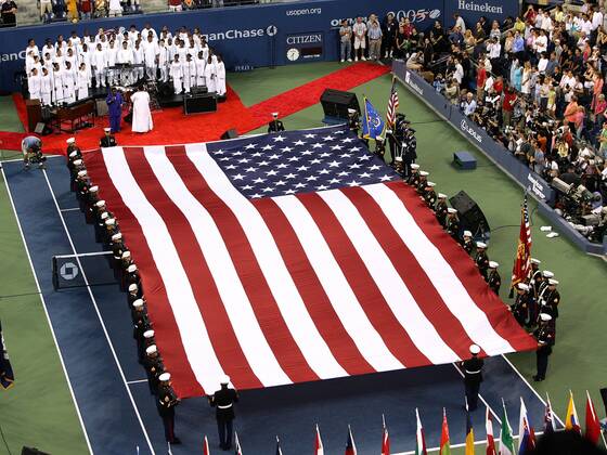 Die US amerikanische Nationalflagge wird während der Eröffnungszeremonie der US Open 2005 in überdimensionaler Größe präsentiert Tennis Herren US Open 2005, Grand Slam, ATP Tour, WTA Totale Flushing Meadow, Meadows New York