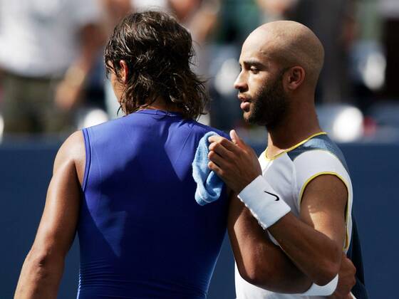 James Blake (USA, re.) nimmt die Glückwünsche von Rafael Nadal (Spanien) am Netz entgegen Tennis Herren US Open 2005, Grand Slam, ATP Tour, Gruppe Flushing Meadow, Meadows New York Harmonie,