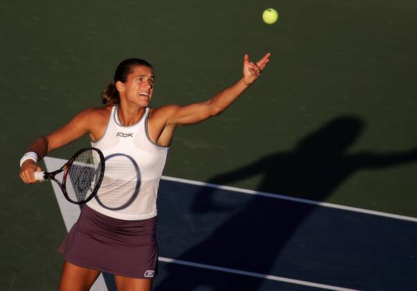 Amelie Mauresmo (Frankreich) - Aufschlag Tennis Damen US Open 2005, Grand Slam, WTA Tour, Hartplatz, Hardcourt, Hartplatztennis, Hartplatzturnier Einzelbild Flushing Meadow, Meadows New York