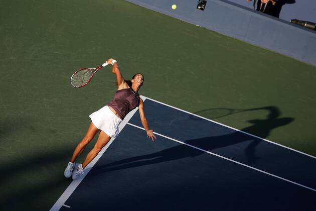 Amelie Mauresmo (Frankreich) - Aufschlag Tennis Damen US Open 2005, Grand Slam, WTA Tour, Hartplatz, Hardcourt, Hartplatztennis, Hartplatzturnier Einzelbild Flushing Meadow, Meadows New York Dynamik