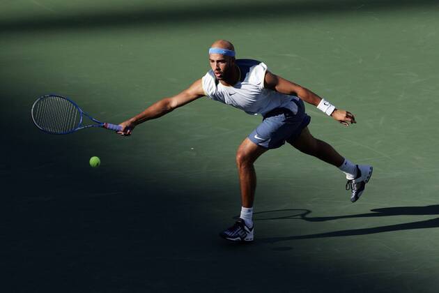 James Blake (USA) streckt sich nach dem Ball Tennis Herren US Open 2005, Grand Slam, ATP Tour, Hartplatz, Hardcourt, Hartplatztennis, Hartplatzturnier Einzelbild Flushing Meadow, Meadows New York Dynamik,