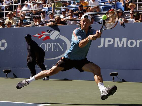 Guillermo Coria (Argentinien) - beidhändige Rückhand Tennis Herren US Open 2005, Grand Slam, ATP Tour, Hartplatz, Hardcourt, Hartplatztennis, Hartplatzturnier Einzelbild Flushing Meadow, Meadows New York Dynamik,