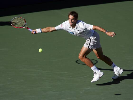 Tommy Robredo (Spanien) streckt sich nach dem Ball Tennis Herren US Open 2005, Grand Slam, ATP Tour, Hartplatz, Hardcourt, Hartplatztennis, Hartplatzturnier Einzelbild Flushing Meadow, Meadows New York Dynamik,