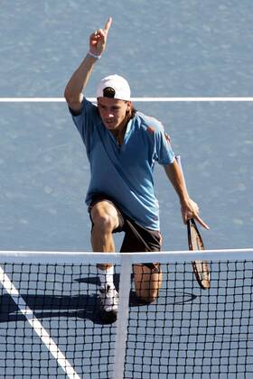 Guillermo Coria (Argentinien) - Jubel Tennis Herren US Open 2005, Grand Slam, ATP Tour, Hartplatz, Hardcourt, Hartplatztennis, Hartplatzturnier Einzelbild Flushing Meadow, Meadows New York, NY, N.Y., N Y Freude,