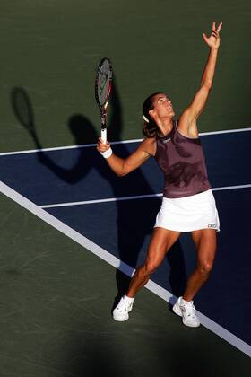 Amelie Mauresmo (Frankreich) - Aufschlag Tennis Damen US Open 2005, Grand Slam, WTA Tour, Hartplatz, Hardcourt, Hartplatztennis, Hartplatzturnier Einzelbild Flushing Meadow, Meadows New York, NY, N.Y., N Y Dynamik,