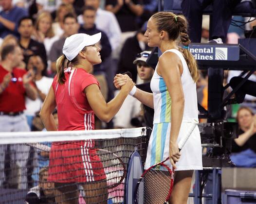 Mary Pierce (Frankreich, re.) - shake hands mit der unterlegenen Justine Henin Hardenne (Belgien) Tennis Damen US Open 2005, Grand Slam, WTA Tour Gruppe Flushing Meadow, Meadows New York, NY, N.Y., N Y