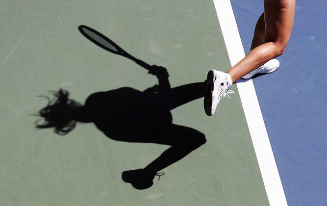 Der Schatten einer Tennisspielerin auf einem Hartplatz Tennis Damen US Open 2005,Grand Slam, WTA Tour, Hartplatz, Hardcourt, Hartplatztennis, Hartplatzturnier, Vdig Einzelbild Flushing Meadow, Meadows, New York