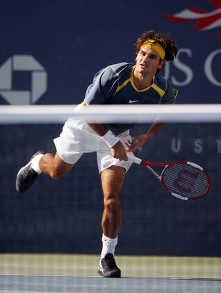 Roger Federer (Schweiz) - Aufschlag Tennis Herren US Open 2005, Grand Slam, ATP Tour, Hartplatz, Hardcourt, Hartplatztennis, Hartplatzturnier Einzelbild Flushing Meadow, Meadows New York Dynamik,
