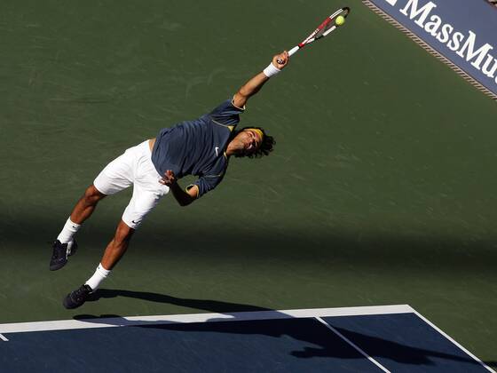 Roger Federer (Schweiz) - Aufschlag Tennis Herren US Open 2005, Grand Slam, ATP Tour, Hartplatz, Hardcourt, Hartplatztennis, Hartplatzturnier Einzelbild Flushing Meadow, Meadows New York Dynamik,