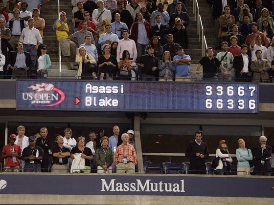 Andre Agassi besiegt James Blake (beide USA) im Viertelfinale der US Open 2005 nach 5 Sätzen mit 3:2 Tennis Herren US Open 2005, Grand Slam, ATP Tour, , Totale Flushing Meadow, Meadows New York