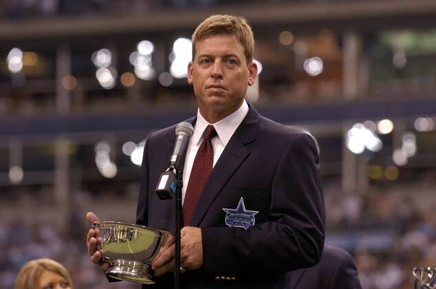 Troy Aikman wird für seine Verdienste als Spieler der Dallas Cowboys ausgezeichnet - (Icon9740268) American Football Herren NFL 2005 2006, Ring of Honor Induction, Inductions, Aufnahme, Aufnahmen, Ehrung, Auszeichnung Einzelbild Spielerauszeichnung, Spielerehrung, Irving EDITORIAL USE ONLY