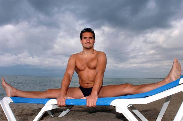 Georg Hackl (Deutschland) genießt seine Urlaubszeit am Strand von Apulien in Italien Rennrodeln Herren Champion des Jahres 2005 Robinson Klub, Ferien, Urlaub, Freizeit, Shooting, Fotoshooting, Fototermin Einzelbild Athletenurlaub, Club Apulien, Apulia