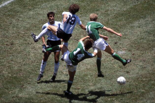 Luftkampf v.li.: Jose Luis Brown und Oscar Ruggeri (beide Argentinien) gegen Thomas Berthold und Karl Heinz Rummenigge (beide BR Deutschland), Fußball WM Herren Weltmeisterschaft 1986, Länderspiel, Nationalmannschaft, Nationalteam, Finale, Endspiel, Vdia Gruppe Mexico City, Mexiko Stadt Dynamik,