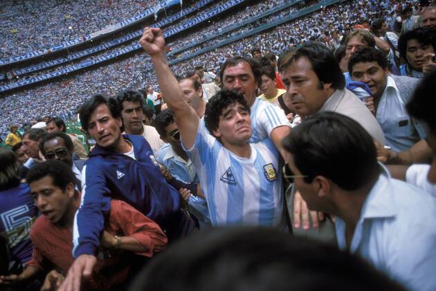 Weltmeister Diego Armando Maradona (Argentinien) - Schlußjubel inmitten der Fans Fußball WM Herren Weltmeisterschaft 1986, Länderspiel, Nationalmannschaft, Nationalteam, Finale, Endspiel, Vdia Gruppe Mexico City, Mexiko Stadt Freude, Begeisterung,