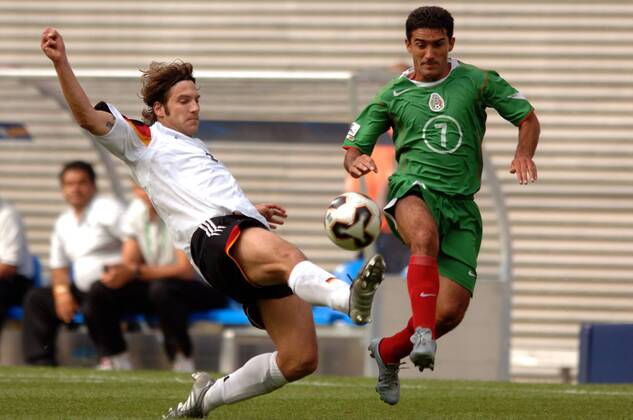 Torsten Frings (Deutschland, li.) gegen Antonio Naelson Zinha (Mexiko) Fußball Länderspiel Herren Confederations Cup 2005, Confederationscup, Konföderationencup, Konföderationen, Confed, Länderspiel Gruppe Leipzig Dynamik