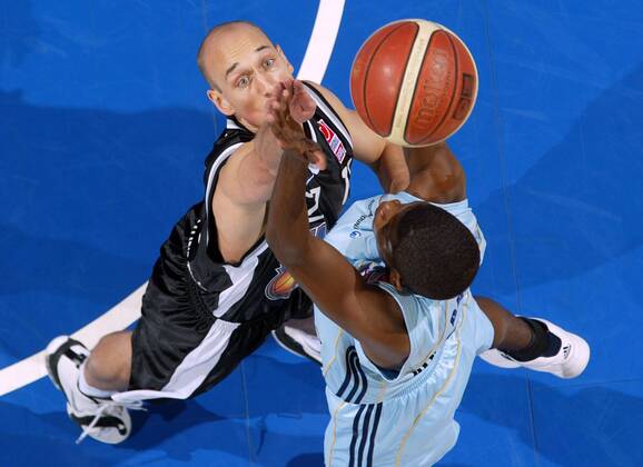 Pascal Roller (Frankfurt, li.) gegen Hollis Price (ALBA) Basketball 1. BL Herren BBL 2005 2006, ALBA Berlin - Deutsche Bank Skyliners Frankfurt 111:81 Gruppe Berlin Dynamik,