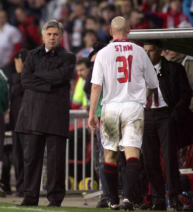 Trainer Carlo Ancelotti (li.) straft Jaap Stam (beide Milan) nach dessen Platzverweis mit einem bösen Blick ab -  Fußball EC 1 Herren Champions League 2005 2006, AC Mailand, Serie A, 1. Italienische Liga, Gruppe Eindhoven Enttäuschung,