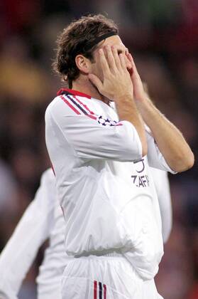 Christian Vieri (Milan) fassungslos -  Fußball EC 1 Herren Champions League 2005 2006, AC Mailand Einzelbild Eindhoven Enttäuschung, Verzweiflung,
