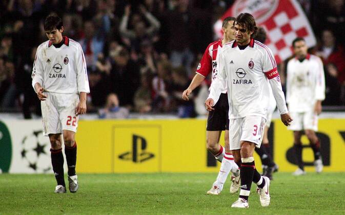 Paolo Maldini (re.) und Kaka (li., beide Milan) enttäuscht -  Fußball EC 1 Herren Champions League 2005 2006, PSV Eindhoven - AC Mailand 1:0 Gruppe Eindhoven Enttäuschung, Nachdenklichkeit,