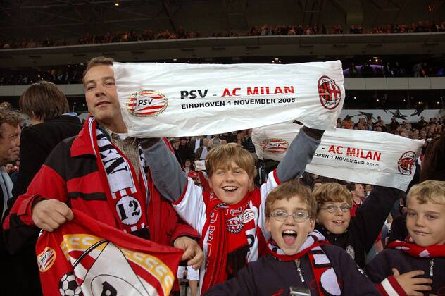 Junge Fans von Eindhoven und deren Vater voller Vorfreude vor dem Champions League Spiel zwischen Eindhoven und Milan -  Fußball EC 1 Herren Champions League 2005 2006, PSV Eindhoven - AC Mailand 1:0, Milan Gruppe Eindhoven Freude,
