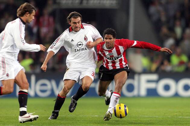Michael Lamey (re., Eindhoven) gegen Christian Vieri (Milan) -  Fußball EC 1 Herren Champions League 2005 2006, PSV Eindhoven - AC Mailand 1:0, Vdig Gruppe Eindhoven Dynamik,
