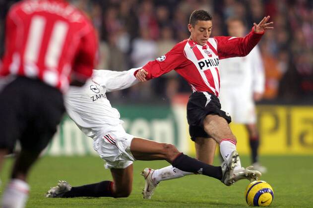 Ismail Aissati (re., Eindhoven) im Zweikampf -  Fußball EC 1 Herren Champions League 2005 2006, PSV Eindhoven - AC Mailand 1:0, Vdig Gruppe Eindhoven Dynamik,