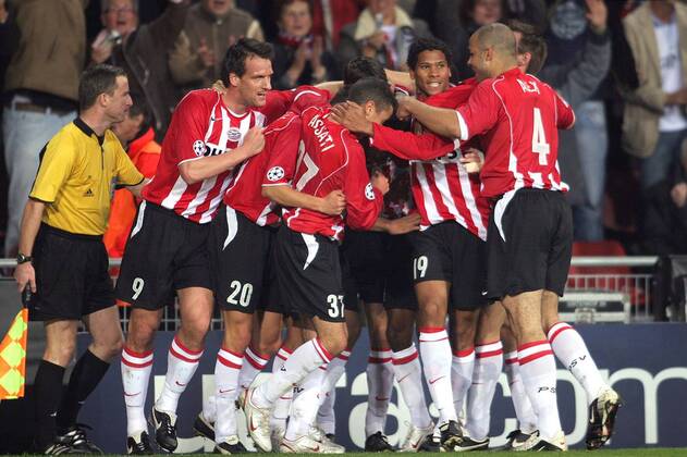 Mannschaftsjubel Eindhoven u.a. mit: Jan Vennegoor of Hesselink (li.), Michael Lamey (2.v.re.) und Alex (re.) -  Fußball EC 1 Herren Champions League 2005 2006, PSV Eindhoven, Vdig Gruppe Eindhoven Freude,