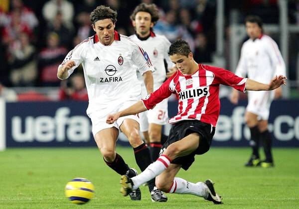 Ibrahim Afellay (Eindhoven, re.) gegen Christian Vieri (Milan) -  Fußball EC 1 Herren Champions League 2005 2006, PSV Eindhoven - AC Mailand 1:0 Gruppe Eindhoven Dynamik,
