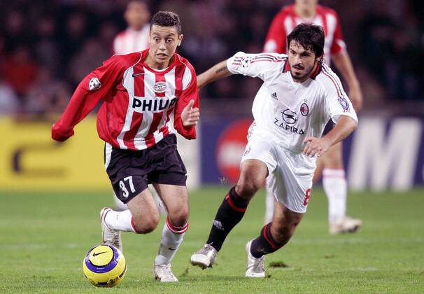 Ismail Aissati (Eindhoven, li.) gegen Gennaro Gattuso (Milan) -  Fußball EC 1 Herren Champions League 2005 2006, PSV Eindhoven - AC Mailand 1:0 Gruppe Eindhoven Dynamik,