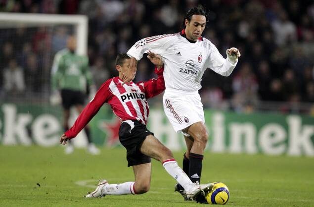 Alessandro Nesta (Milan, re.) gegen Ismail Aissati (Eindhoven) -  Fußball EC 1 Herren Champions League 2005 2006, PSV Eindhoven - AC Mailand 1:0 Gruppe Eindhoven Dynamik,