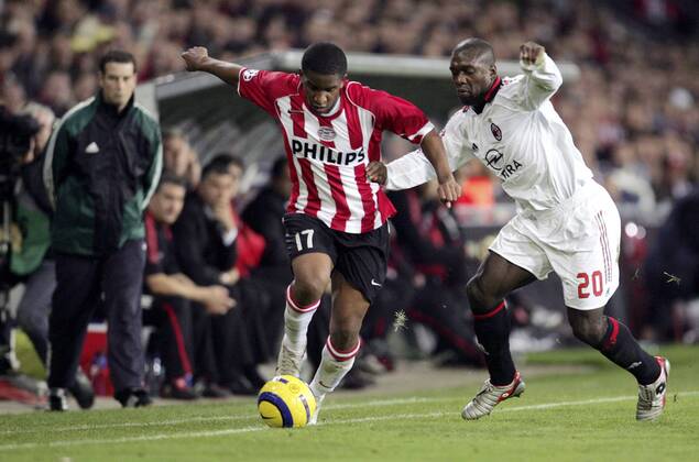 Jefferson Farfan (Eindhoven, li.) gegen Clarence Seedorf (Milan) -  Fußball EC 1 Herren Champions League 2005 2006, PSV Eindhoven - AC Mailand 1:0 Gruppe Eindhoven Dynamik,