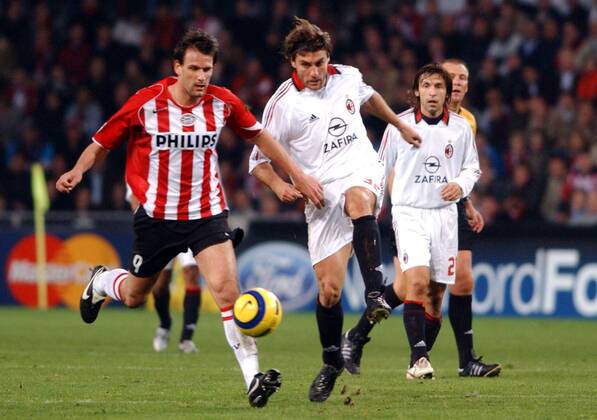 Christian Vieri (Milan, re.) gegen Jan Vennegoor of Hasselink (Eindhoven) Fußball EC 1 Herren Champions League 2005 2006, PSV Eindhoven - AC Mailand 1:0 Gruppe Eindhoven Dynamik,